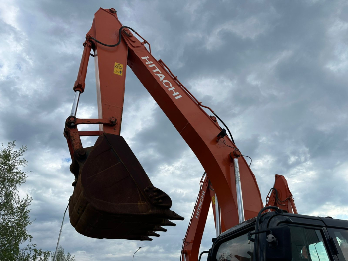Б/у экскаватор гусеничный ZX200-5A