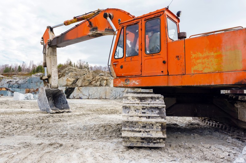 Гусеничный экскаватор Komatsu на стройке