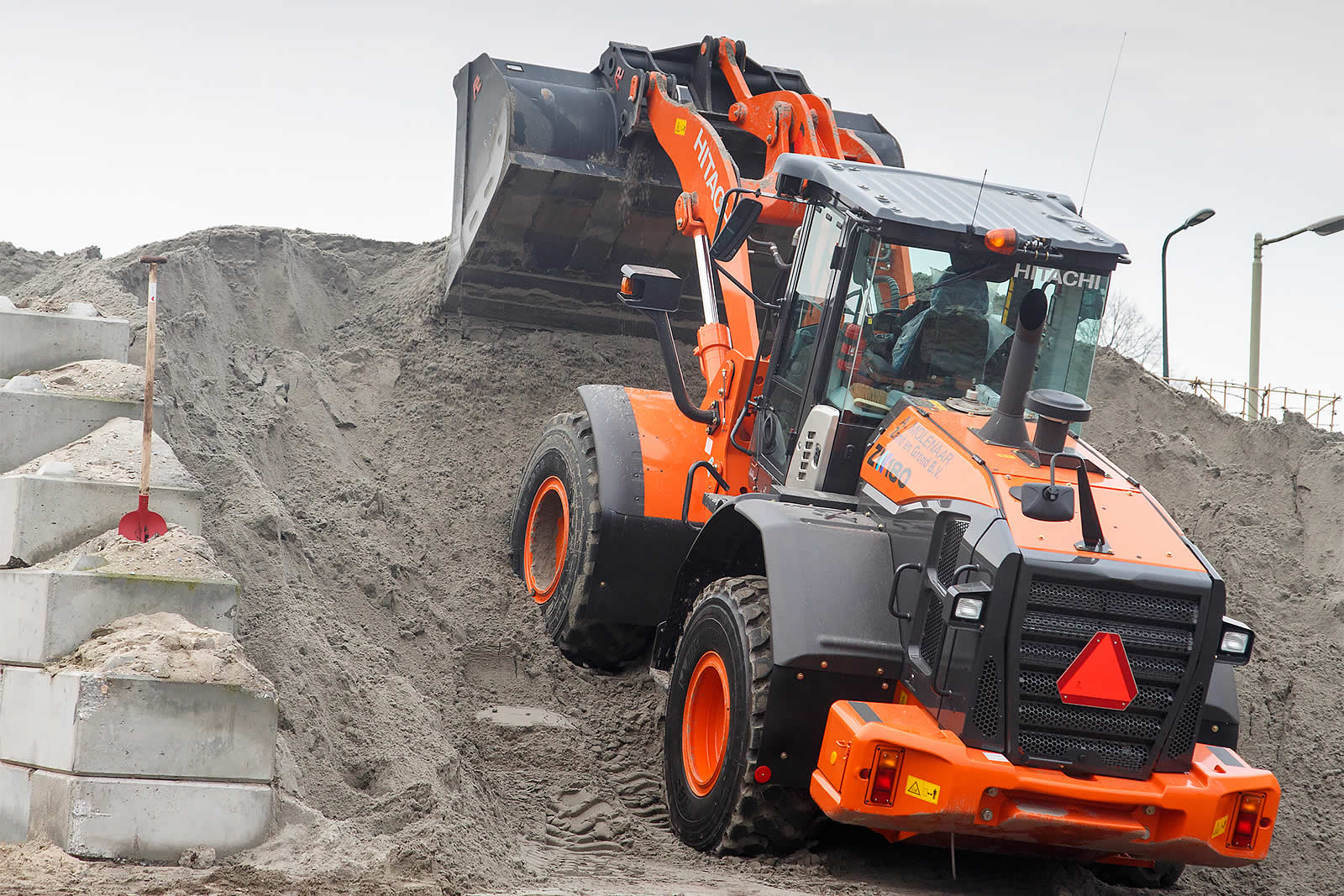 Колесный фронтальный погрузчик Hitachi ZW180-5A