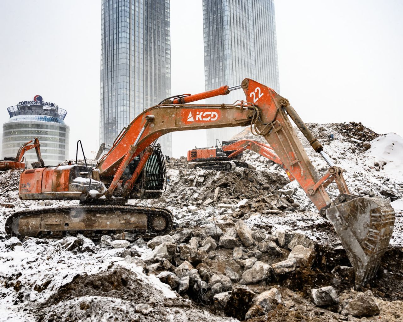 В ЦАО кипит стройподготовка: парк экскаваторов Hitachi работает на площадке в 806‑м квартале