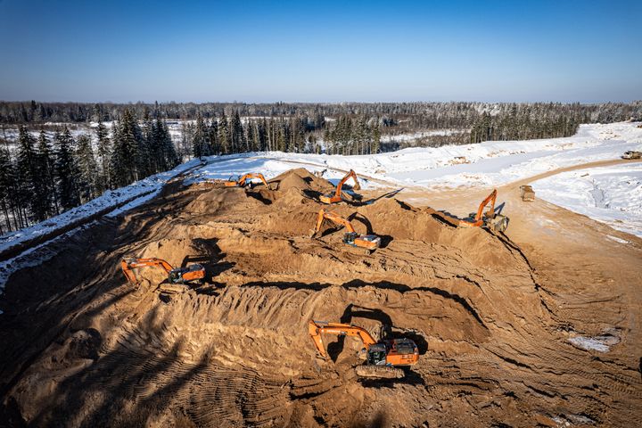 Как 49 экскаваторов Hitachi строят ВСМ: уникальный опыт без простоев