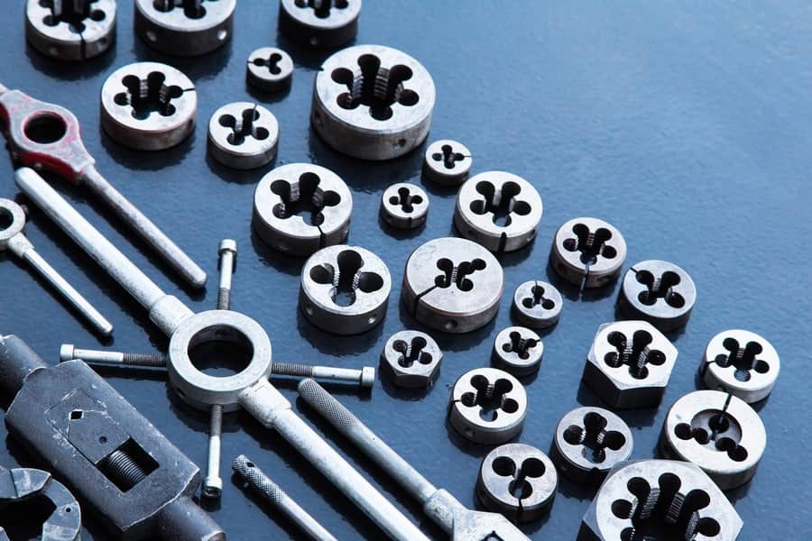 Нарезка резьбы металлических деталей